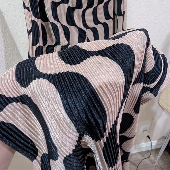 Le Lis High Waisted Groovy Slinky Pants - Picture 4 of 4